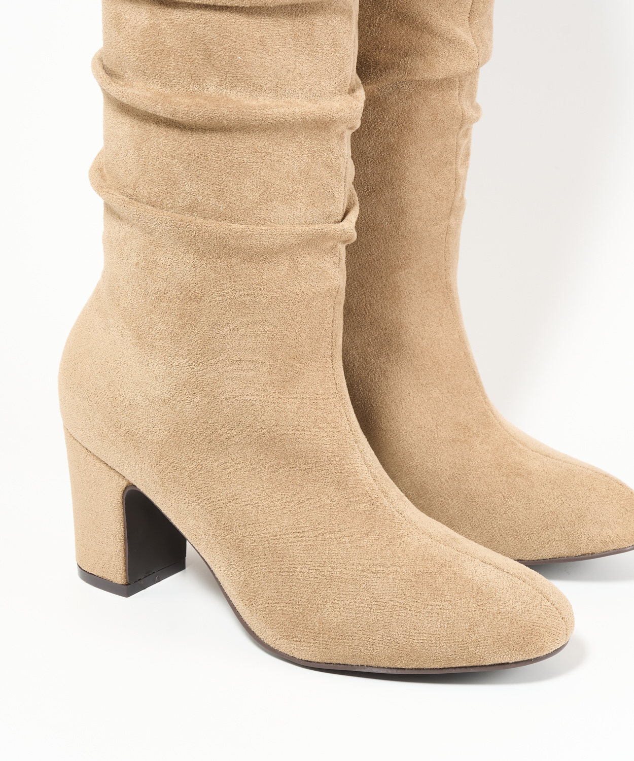 Botas tac&oacute;n media ca&ntilde;a slouchy image number null